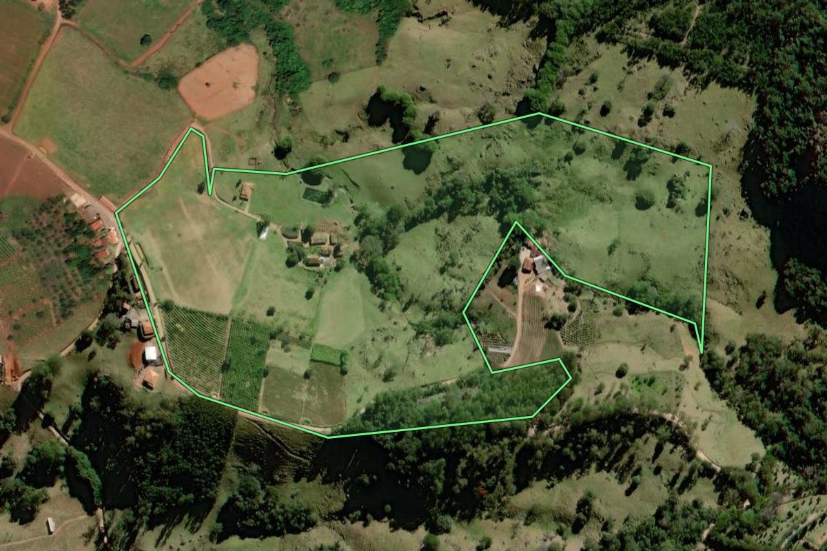 Imagem de satélite do imóvel rural em Socorro (SP), com o contorno declarado no CAR desenhado por cima.