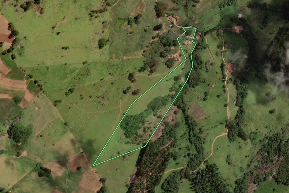 Imagem de satélite do imóvel rural em Socorro (SP), com o contorno declarado no CAR desenhado por cima.