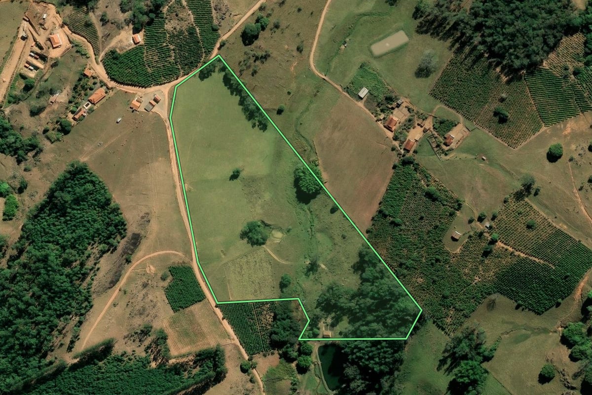 Imagem de satélite do imóvel rural em Socorro (SP), com o contorno declarado no CAR desenhado por cima.