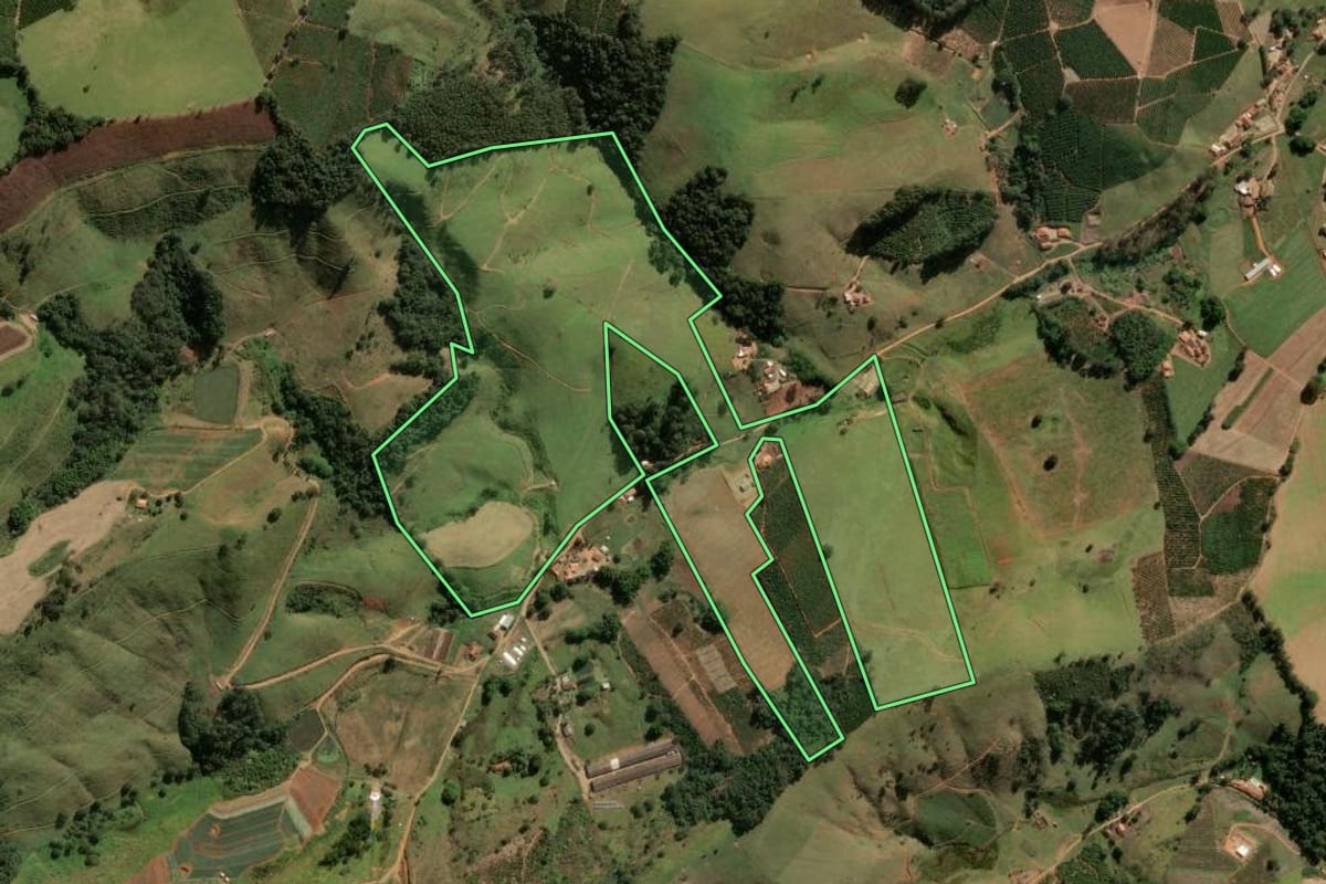 Imagem de satélite do imóvel rural em Socorro (SP), com o contorno declarado no CAR desenhado por cima.