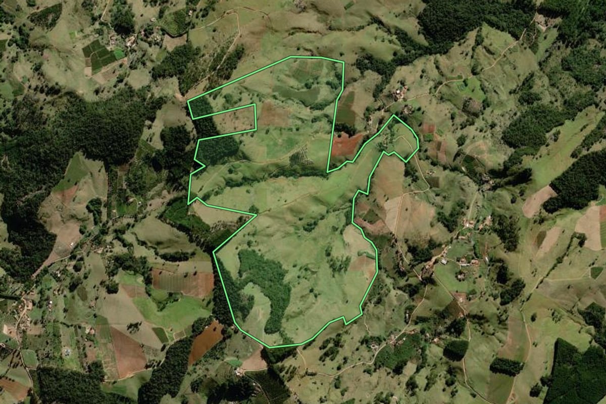 Imagem de satélite do imóvel rural em Socorro (SP), com o contorno declarado no CAR desenhado por cima.