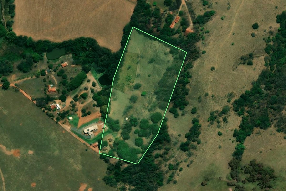 Imagem de satélite do imóvel rural em Socorro (SP), com o contorno declarado no CAR desenhado por cima.