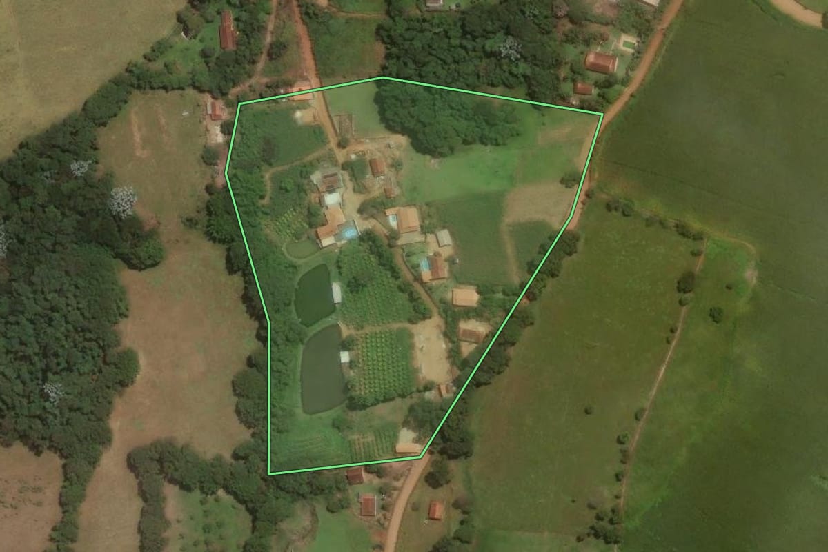 Imagem de satélite do imóvel rural em Socorro (SP), com o contorno declarado no CAR desenhado por cima.