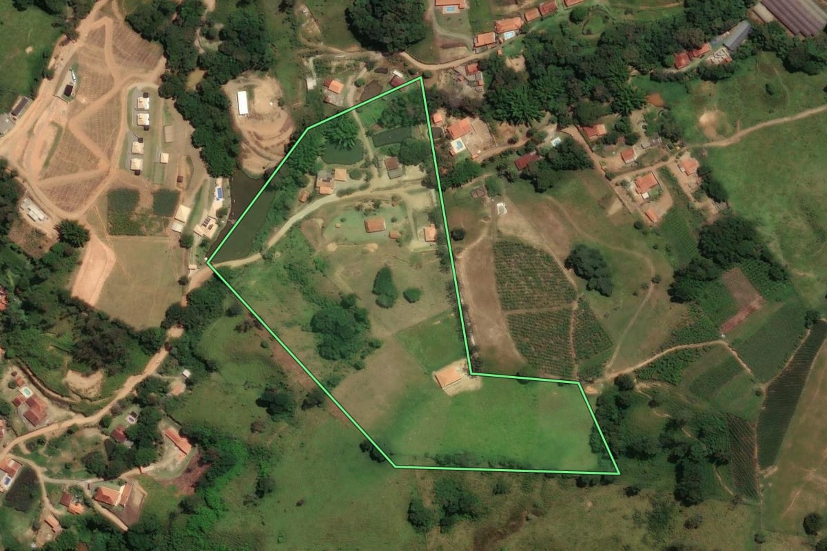Imagem de satélite do imóvel rural em Socorro (SP), com o contorno declarado no CAR desenhado por cima.