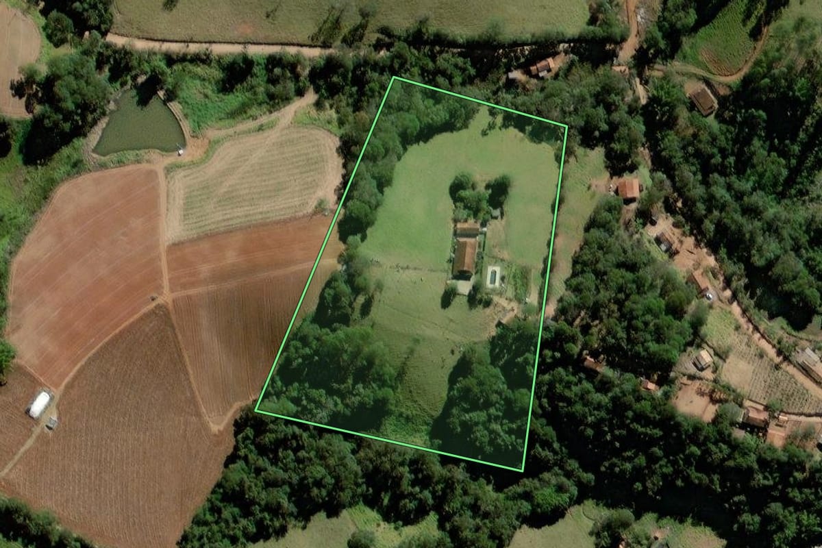 Imagem de satélite do imóvel rural em Socorro (SP), com o contorno declarado no CAR desenhado por cima.