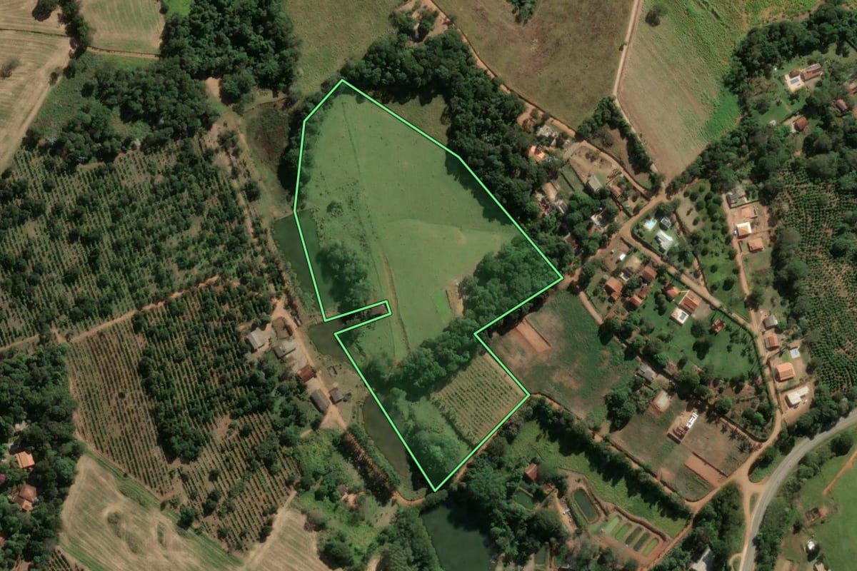 Imagem de satélite do imóvel rural em Socorro (SP), com o contorno declarado no CAR desenhado por cima.