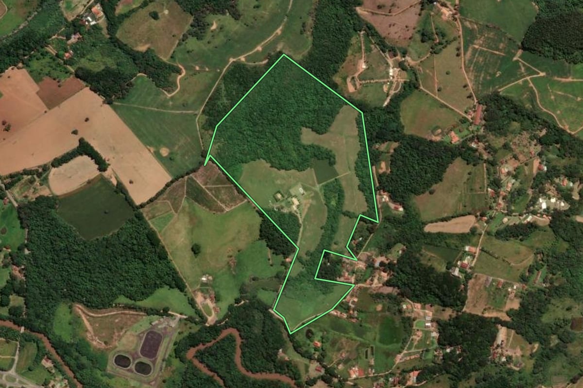 Imagem de satélite do imóvel rural em Socorro (SP), com o contorno declarado no CAR desenhado por cima.