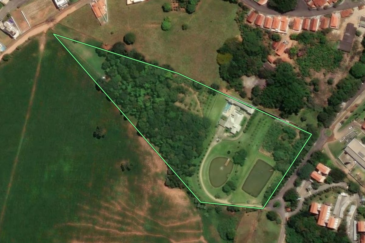 Imagem de satélite do imóvel rural em Socorro (SP), com o contorno declarado no CAR desenhado por cima.