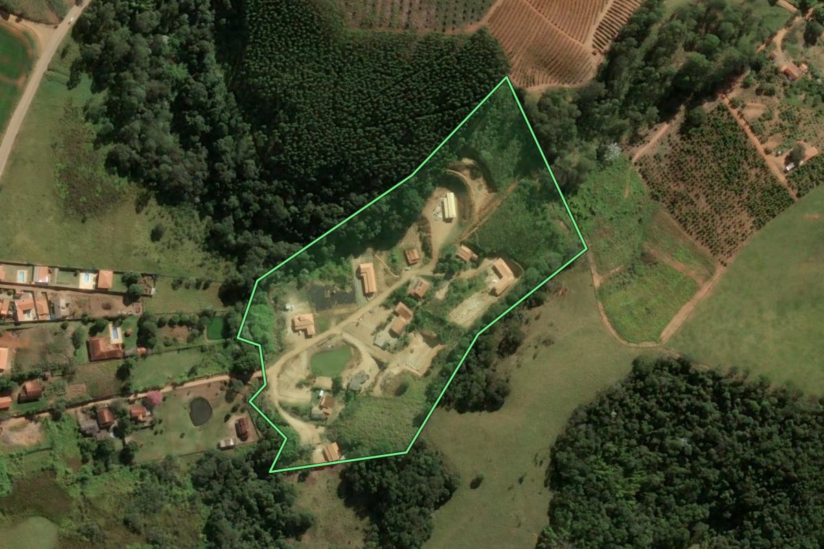 Imagem de satélite do imóvel rural em Socorro (SP), com o contorno declarado no CAR desenhado por cima.