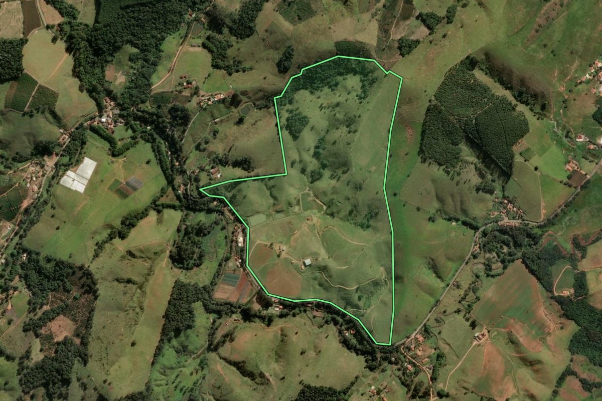 Imagem de satélite do imóvel rural em Socorro (SP), com o contorno declarado no CAR desenhado por cima.