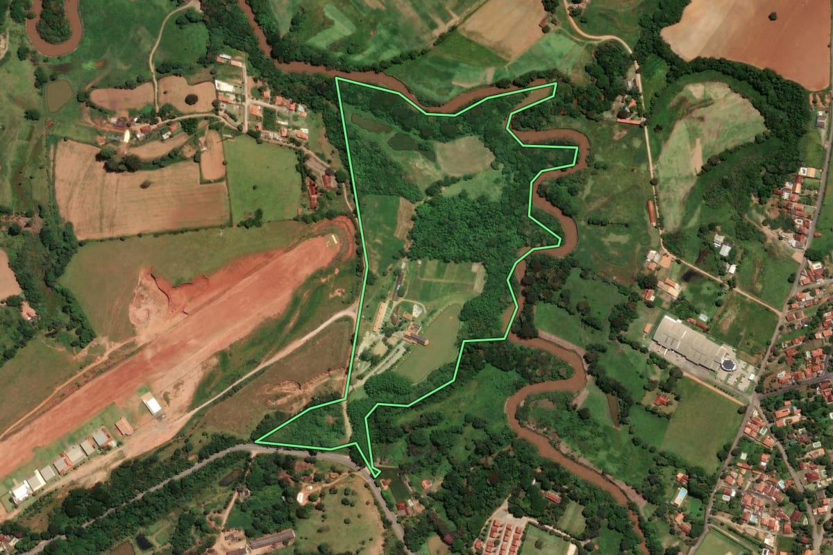 Imagem de satélite do imóvel rural em Socorro (SP), com o contorno declarado no CAR desenhado por cima.