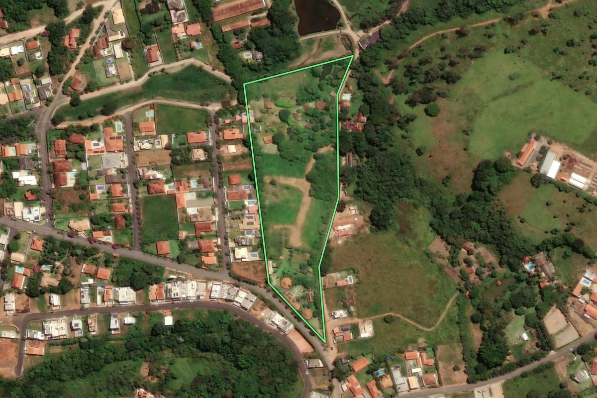 Imagem de satélite do imóvel rural em Socorro (SP), com o contorno declarado no CAR desenhado por cima.