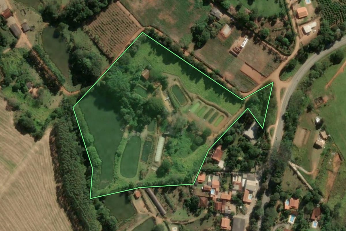 Imagem de satélite do imóvel rural em Socorro (SP), com o contorno declarado no CAR desenhado por cima.