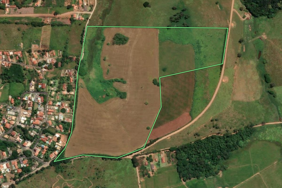 Imagem de satélite do imóvel rural em Socorro (SP), com o contorno declarado no CAR desenhado por cima.