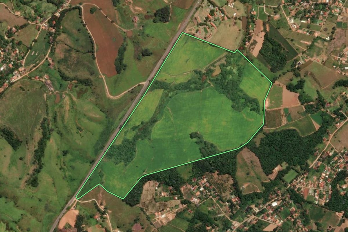 Imagem de satélite do imóvel rural em Socorro (SP), com o contorno declarado no CAR desenhado por cima.