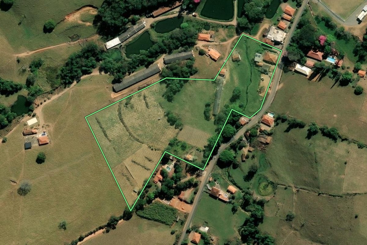 Imagem de satélite do imóvel rural em Socorro (SP), com o contorno declarado no CAR desenhado por cima.