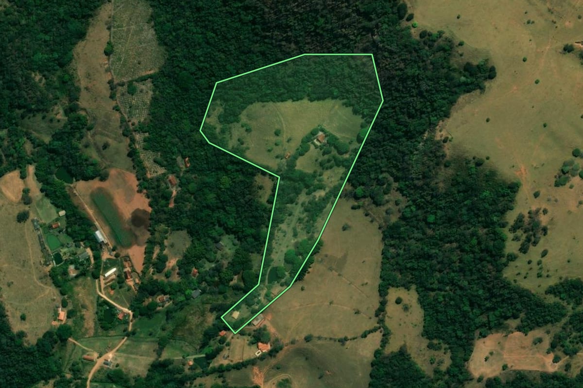 Imagem de satélite do imóvel rural em Socorro (SP), com o contorno declarado no CAR desenhado por cima.