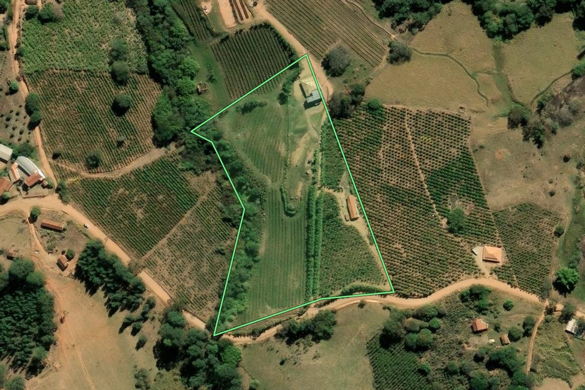 Imagem de satélite do imóvel rural em Socorro (SP), com o contorno declarado no CAR desenhado por cima.
