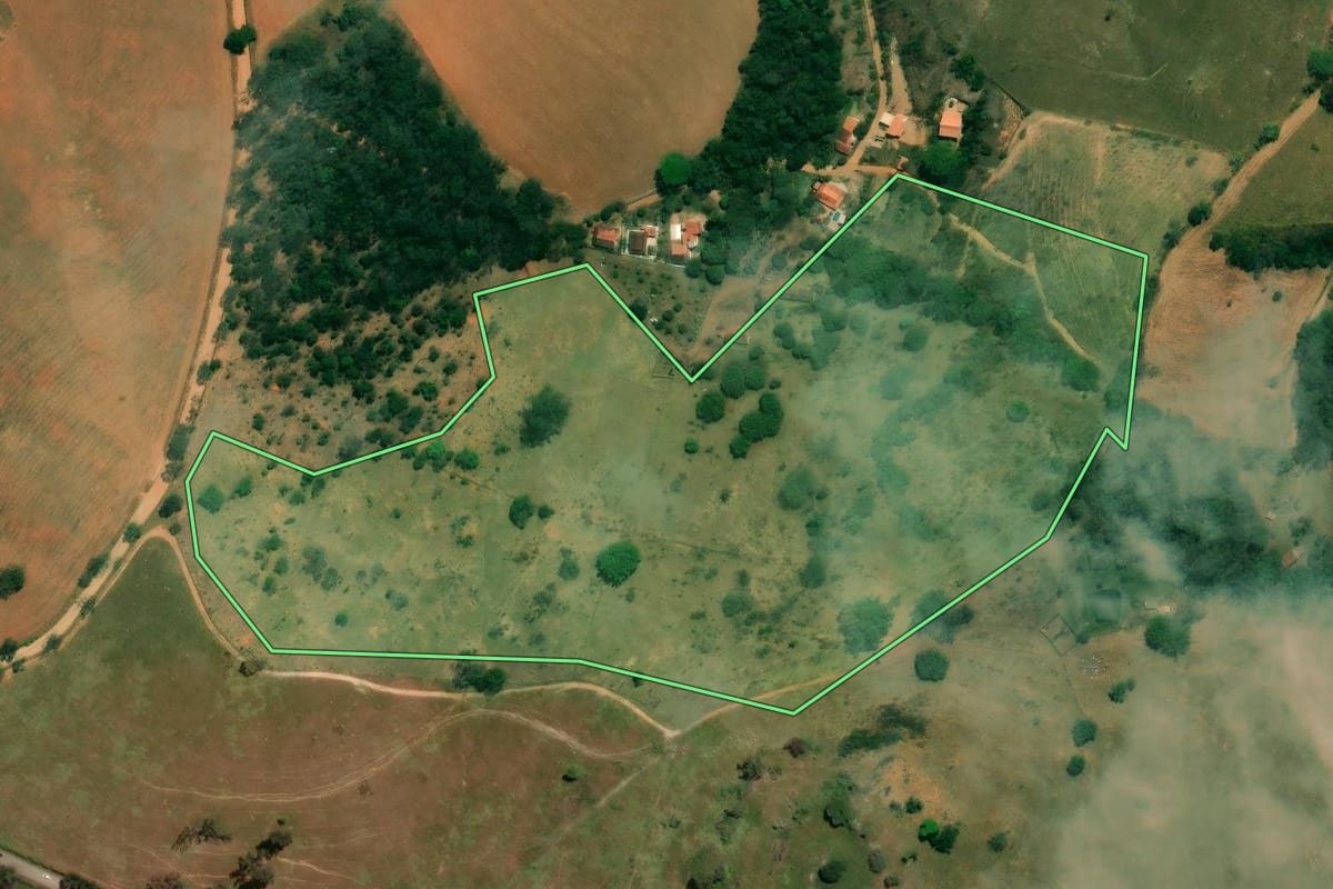 Imagem de satélite do imóvel rural em Socorro (SP), com o contorno declarado no CAR desenhado por cima.
