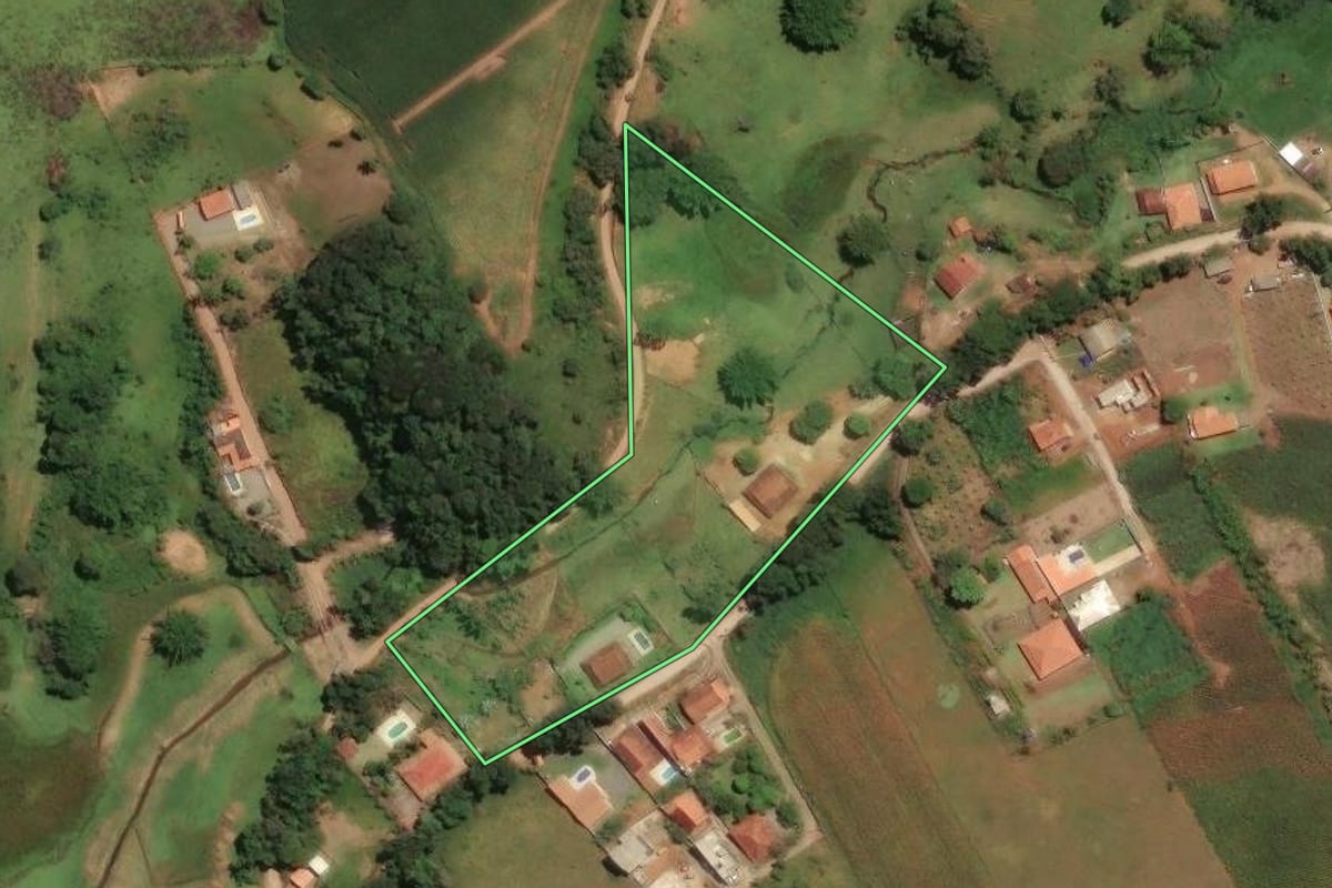 Imagem de satélite do imóvel rural em Socorro (SP), com o contorno declarado no CAR desenhado por cima.