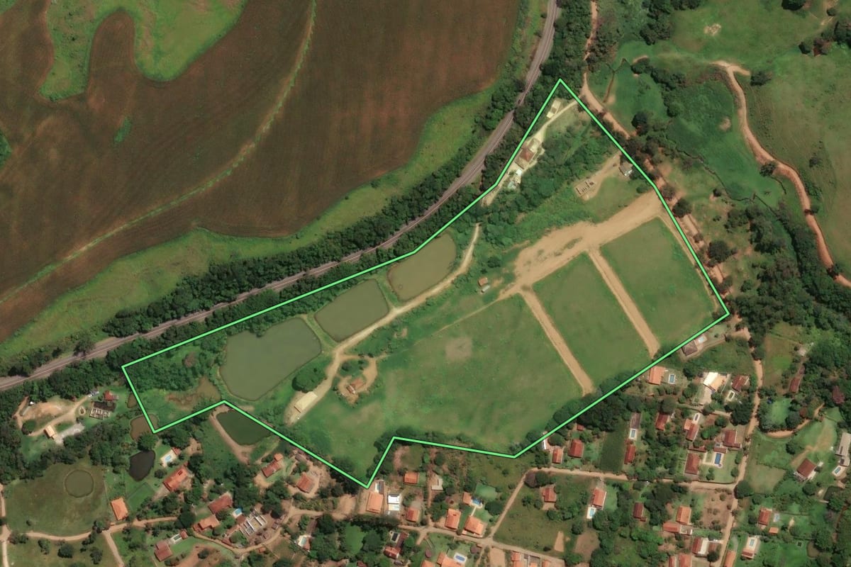 Imagem de satélite do imóvel rural em Socorro (SP), com o contorno declarado no CAR desenhado por cima.