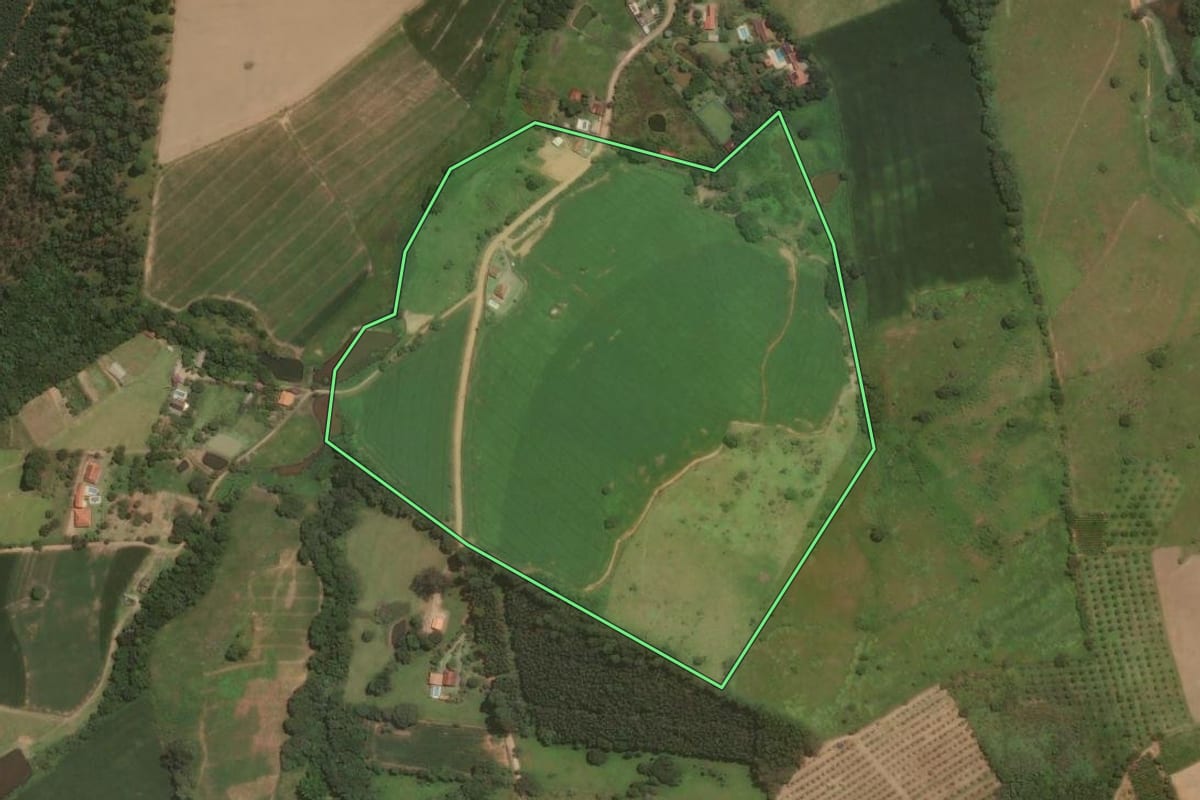 Imagem de satélite do imóvel rural em Socorro (SP), com o contorno declarado no CAR desenhado por cima.
