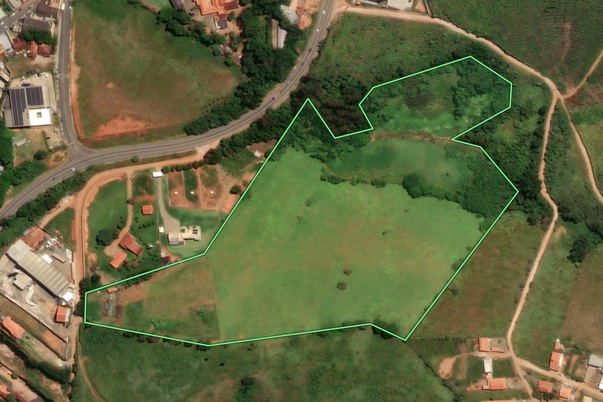Imagem de satélite do imóvel rural em Socorro (SP), com o contorno declarado no CAR desenhado por cima.