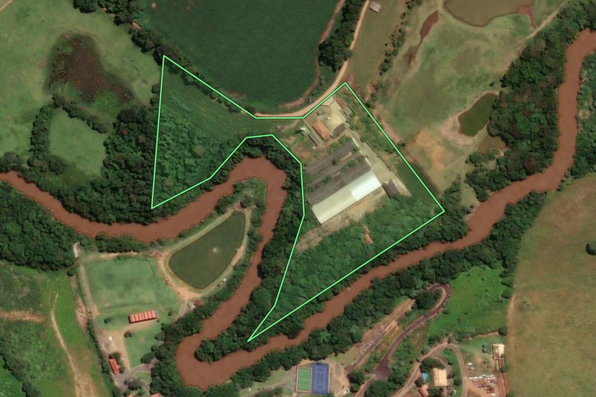 Imagem de satélite do imóvel rural em Socorro (SP), com o contorno declarado no CAR desenhado por cima.