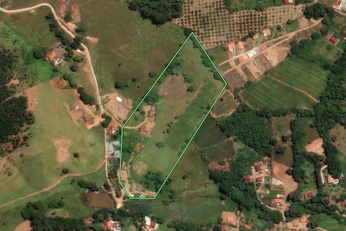 Imagem de satélite do imóvel rural em Socorro (SP), com o contorno declarado no CAR desenhado por cima.