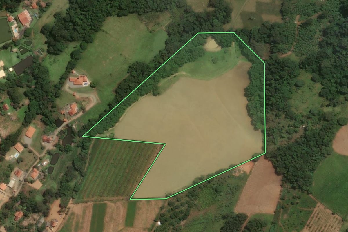 Imagem de satélite do imóvel rural em Socorro (SP), com o contorno declarado no CAR desenhado por cima.