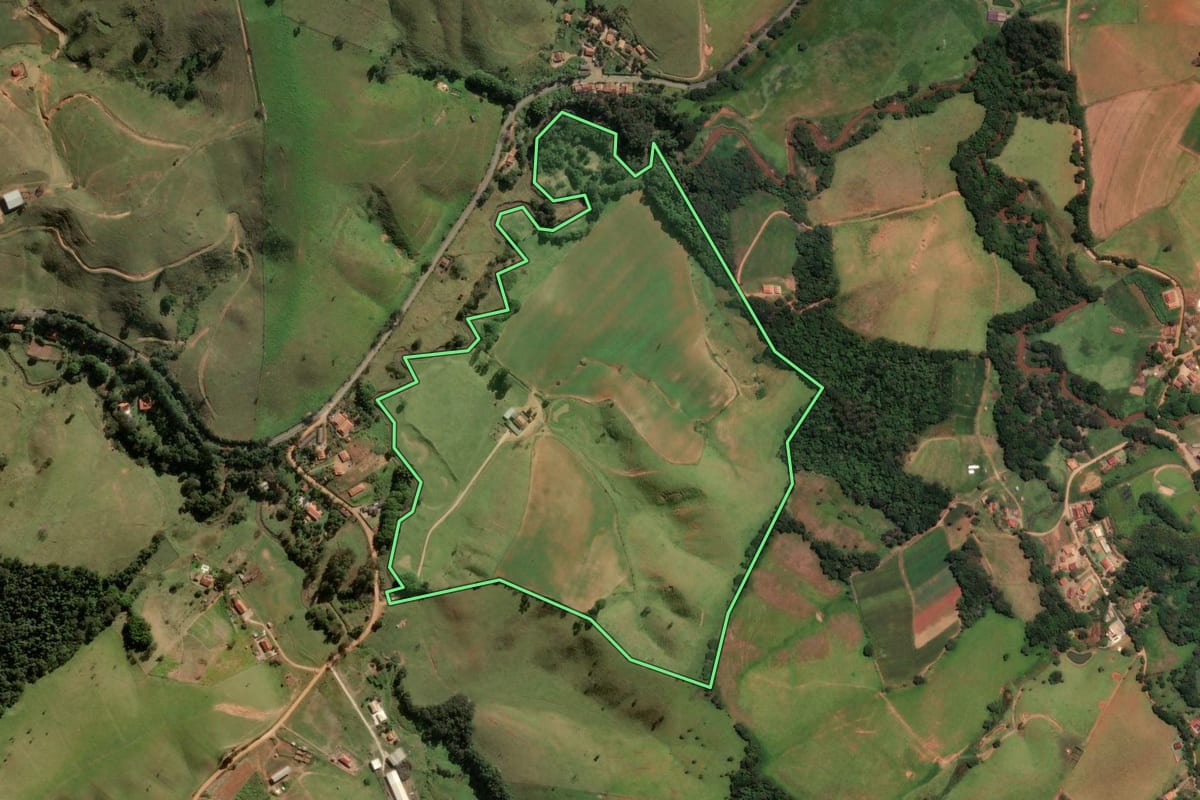 Imagem de satélite do imóvel rural em Socorro (SP), com o contorno declarado no CAR desenhado por cima.