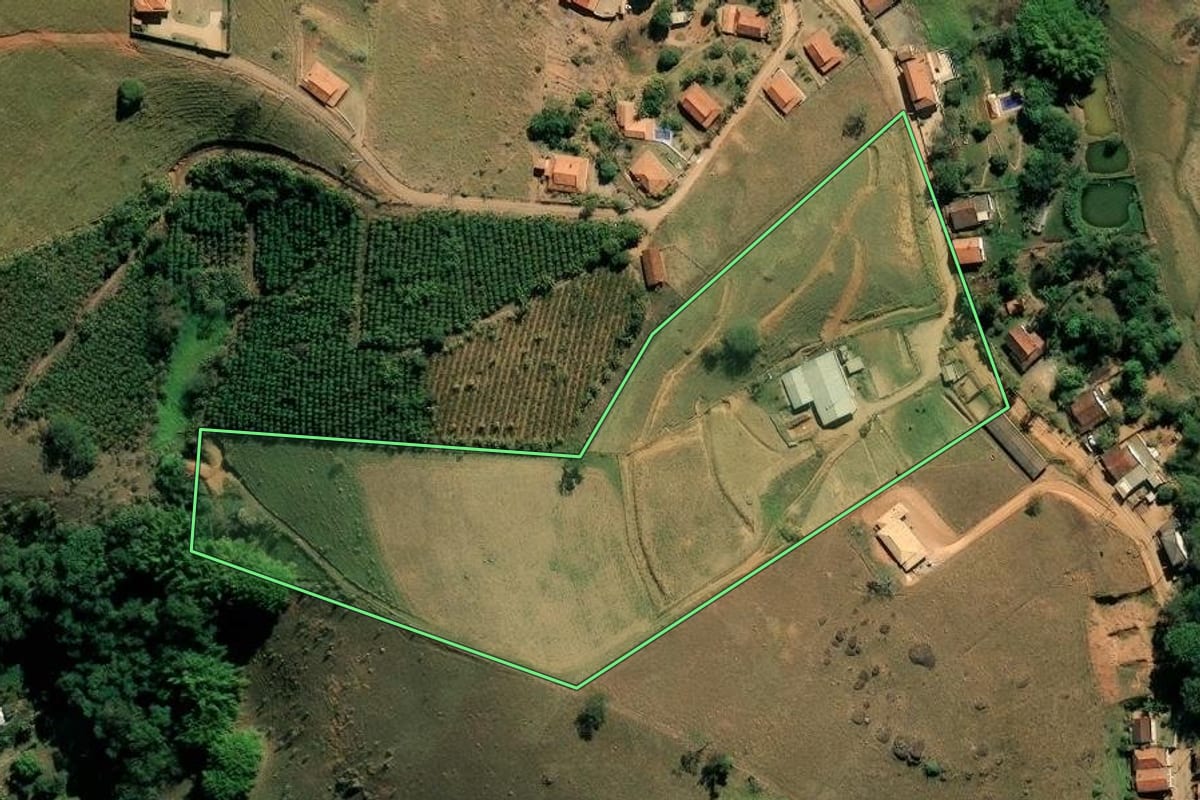 Imagem de satélite do imóvel rural em Socorro (SP), com o contorno declarado no CAR desenhado por cima.