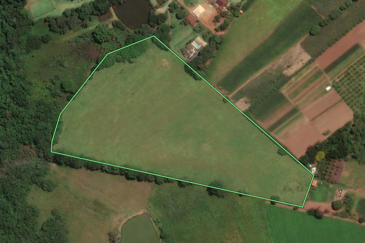 Imagem de satélite do imóvel rural em Socorro (SP), com o contorno declarado no CAR desenhado por cima.