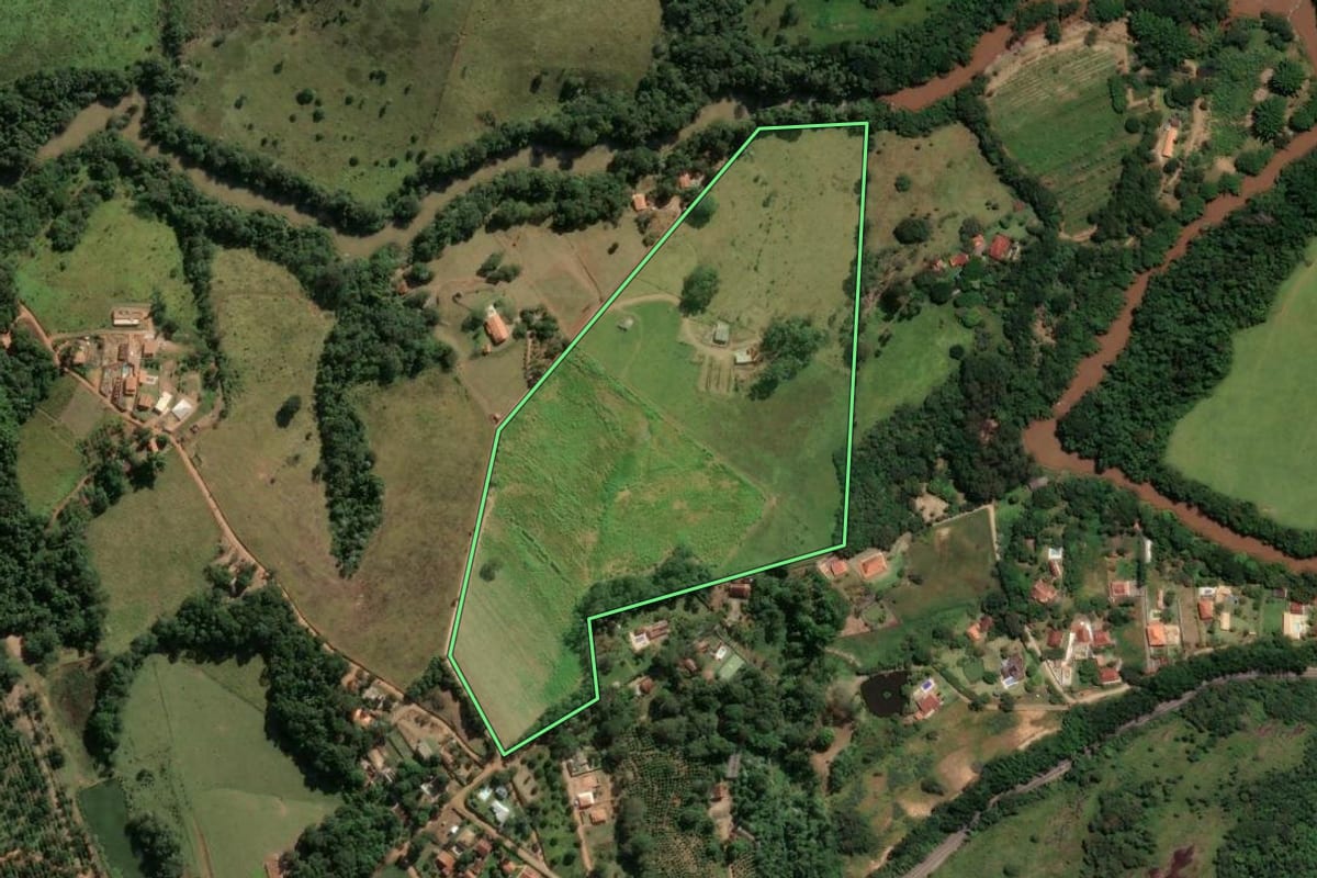 Imagem de satélite do imóvel rural em Socorro (SP), com o contorno declarado no CAR desenhado por cima.