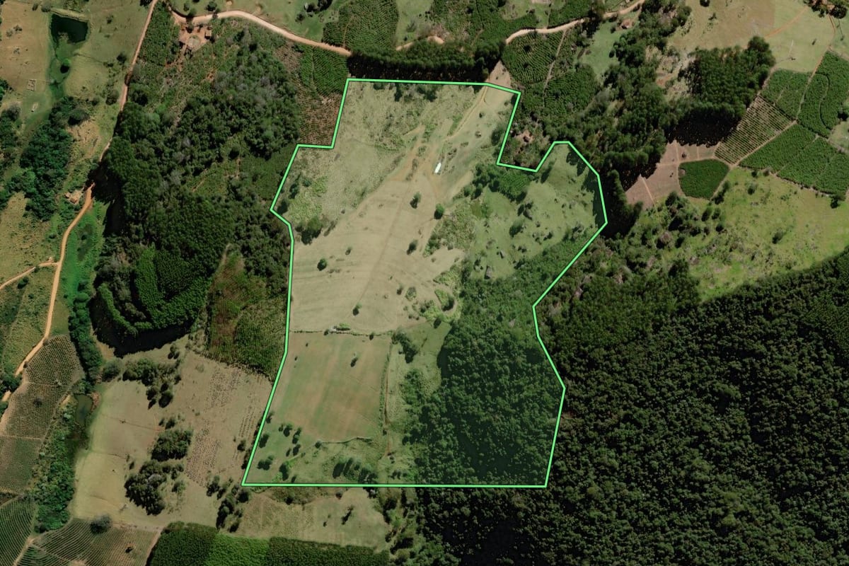 Imagem de satélite do imóvel rural em Socorro (SP), com o contorno declarado no CAR desenhado por cima.
