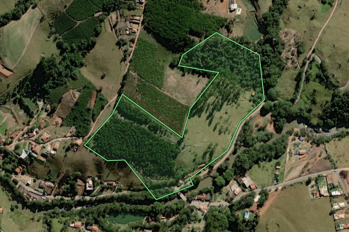 Imagem de satélite do imóvel rural em Socorro (SP), com o contorno declarado no CAR desenhado por cima.