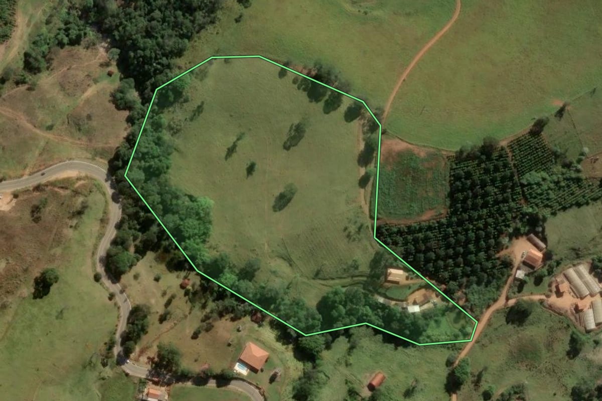Imagem de satélite do imóvel rural em Socorro (SP), com o contorno declarado no CAR desenhado por cima.
