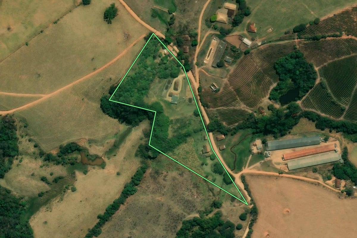 Imagem de satélite do imóvel rural em Socorro (SP), com o contorno declarado no CAR desenhado por cima.