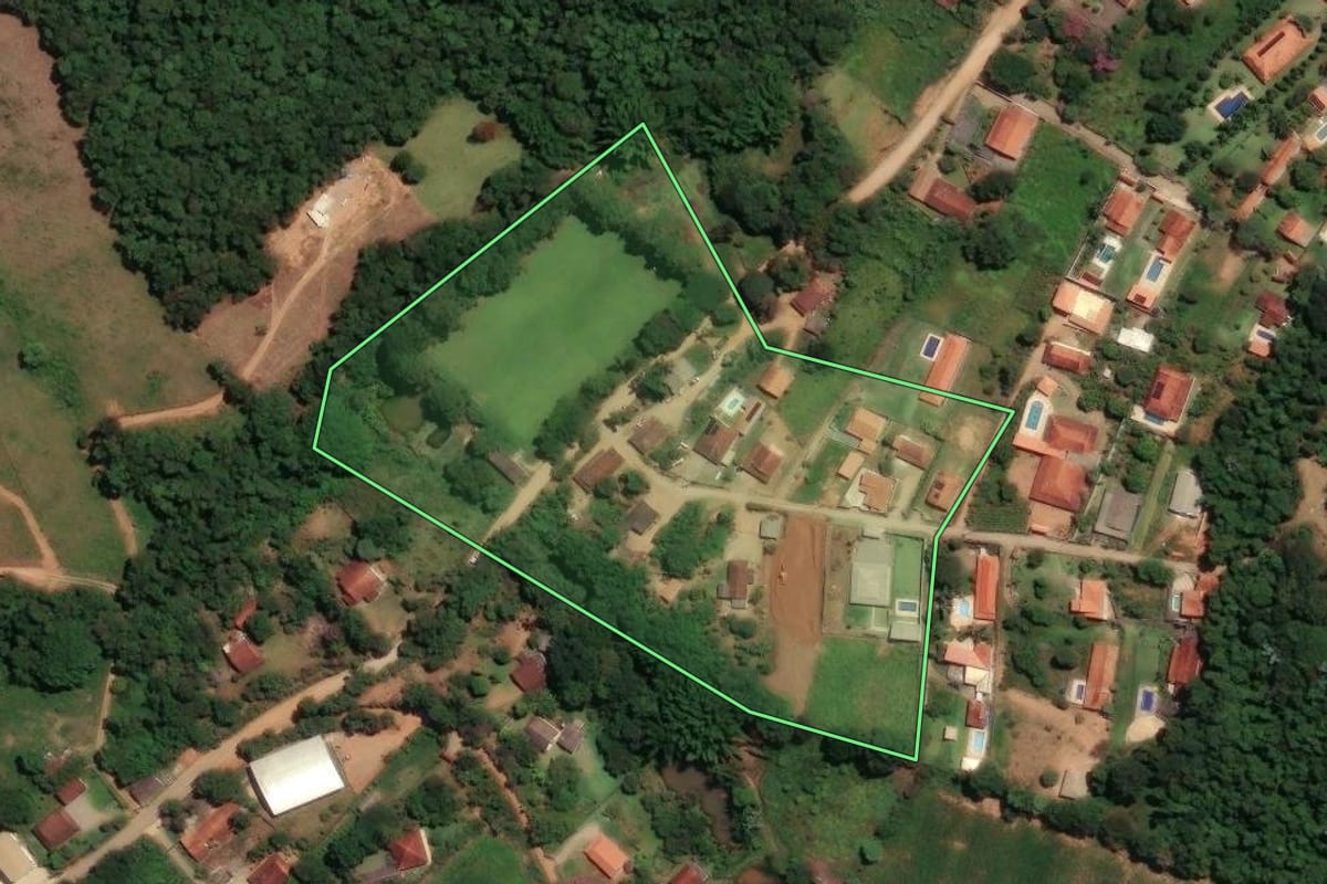Imagem de satélite do imóvel rural em Socorro (SP), com o contorno declarado no CAR desenhado por cima.