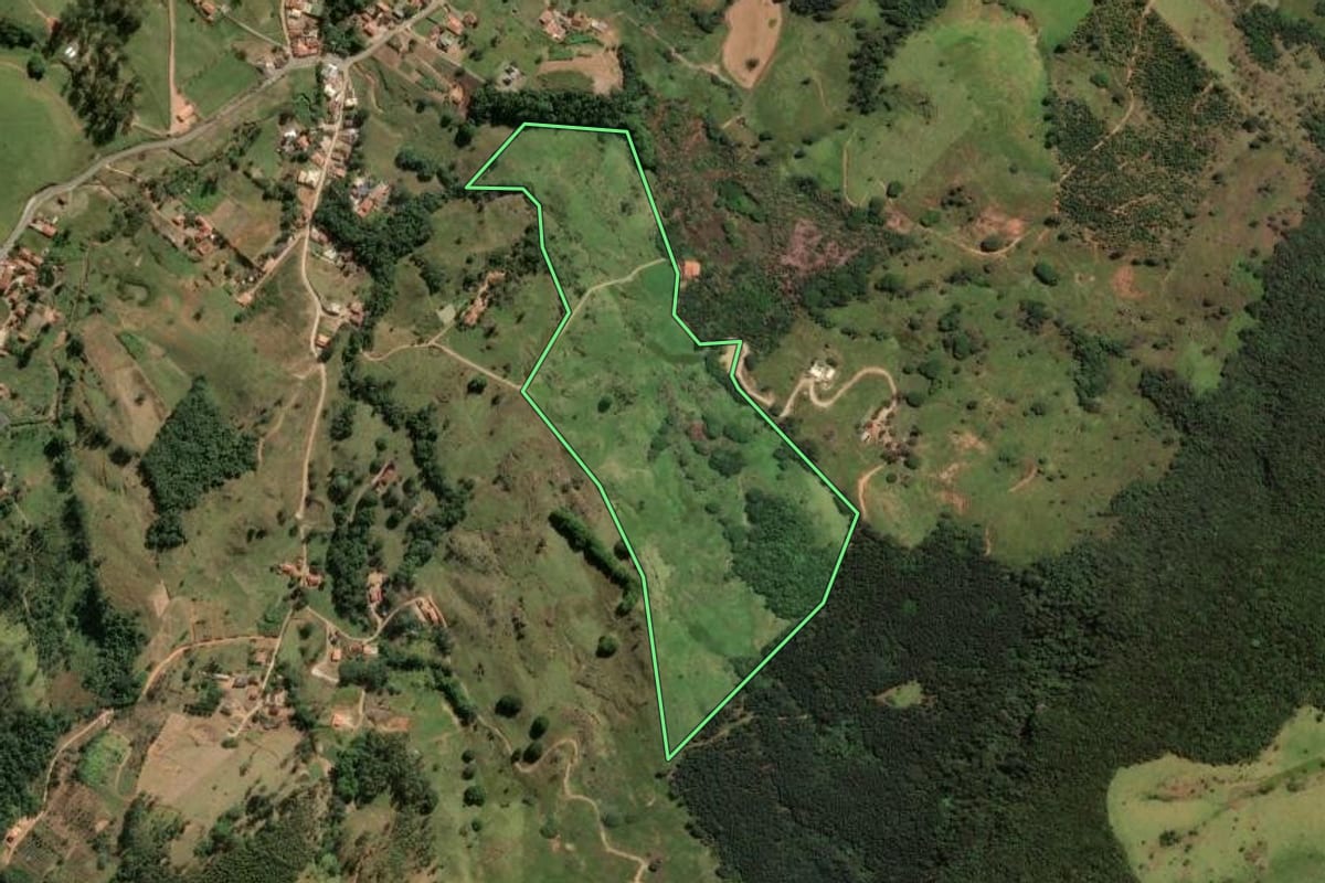 Imagem de satélite do imóvel rural em Socorro (SP), com o contorno declarado no CAR desenhado por cima.