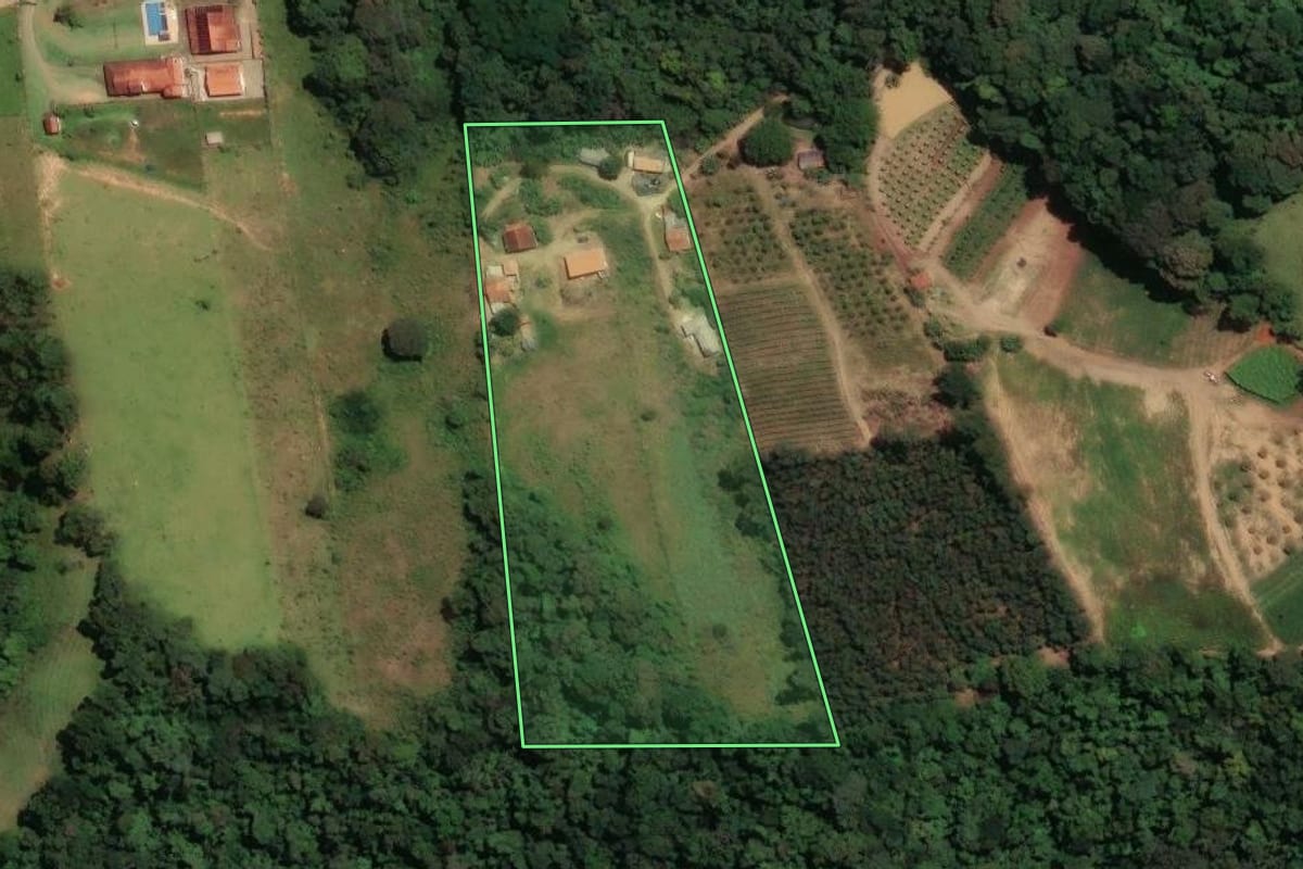 Imagem de satélite do imóvel rural em Socorro (SP), com o contorno declarado no CAR desenhado por cima.