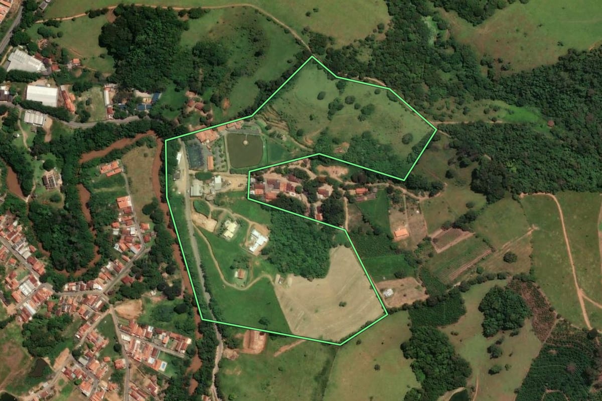 Imagem de satélite do imóvel rural em Socorro (SP), com o contorno declarado no CAR desenhado por cima.