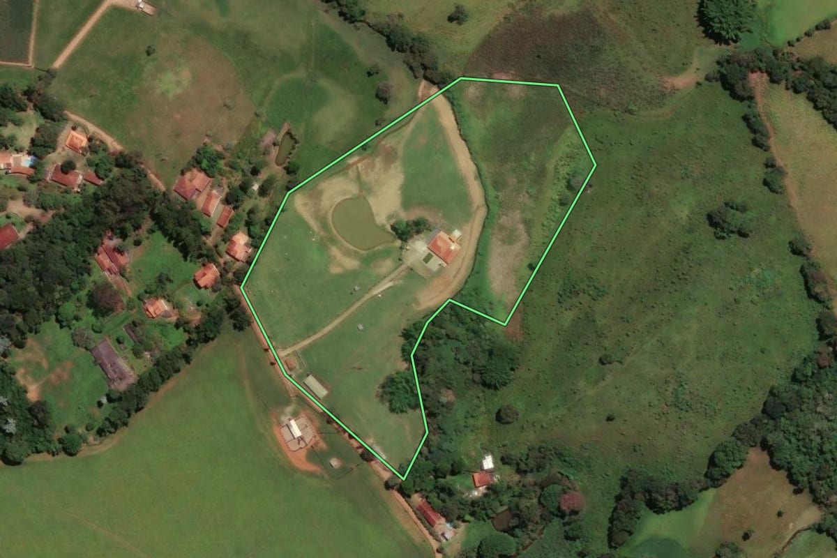 Imagem de satélite do imóvel rural em Socorro (SP), com o contorno declarado no CAR desenhado por cima.