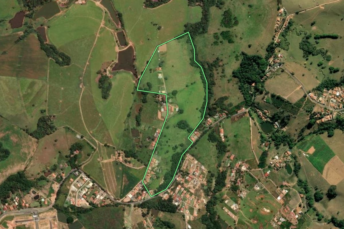 Imagem de satélite do imóvel rural em Socorro (SP), com o contorno declarado no CAR desenhado por cima.