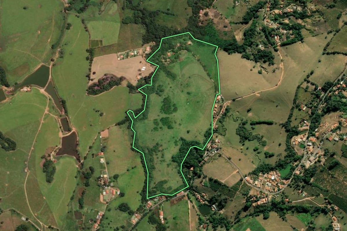 Imagem de satélite do imóvel rural em Socorro (SP), com o contorno declarado no CAR desenhado por cima.