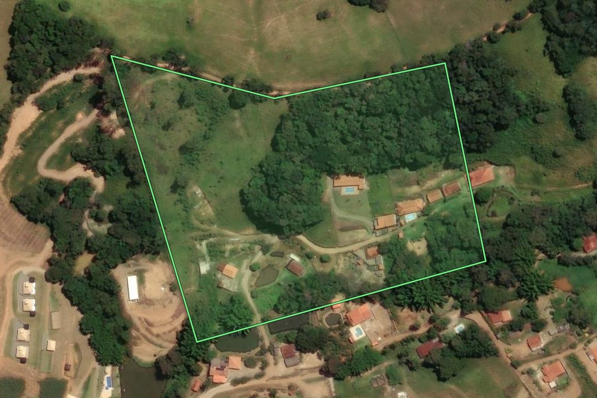 Imagem de satélite do imóvel rural em Socorro (SP), com o contorno declarado no CAR desenhado por cima.