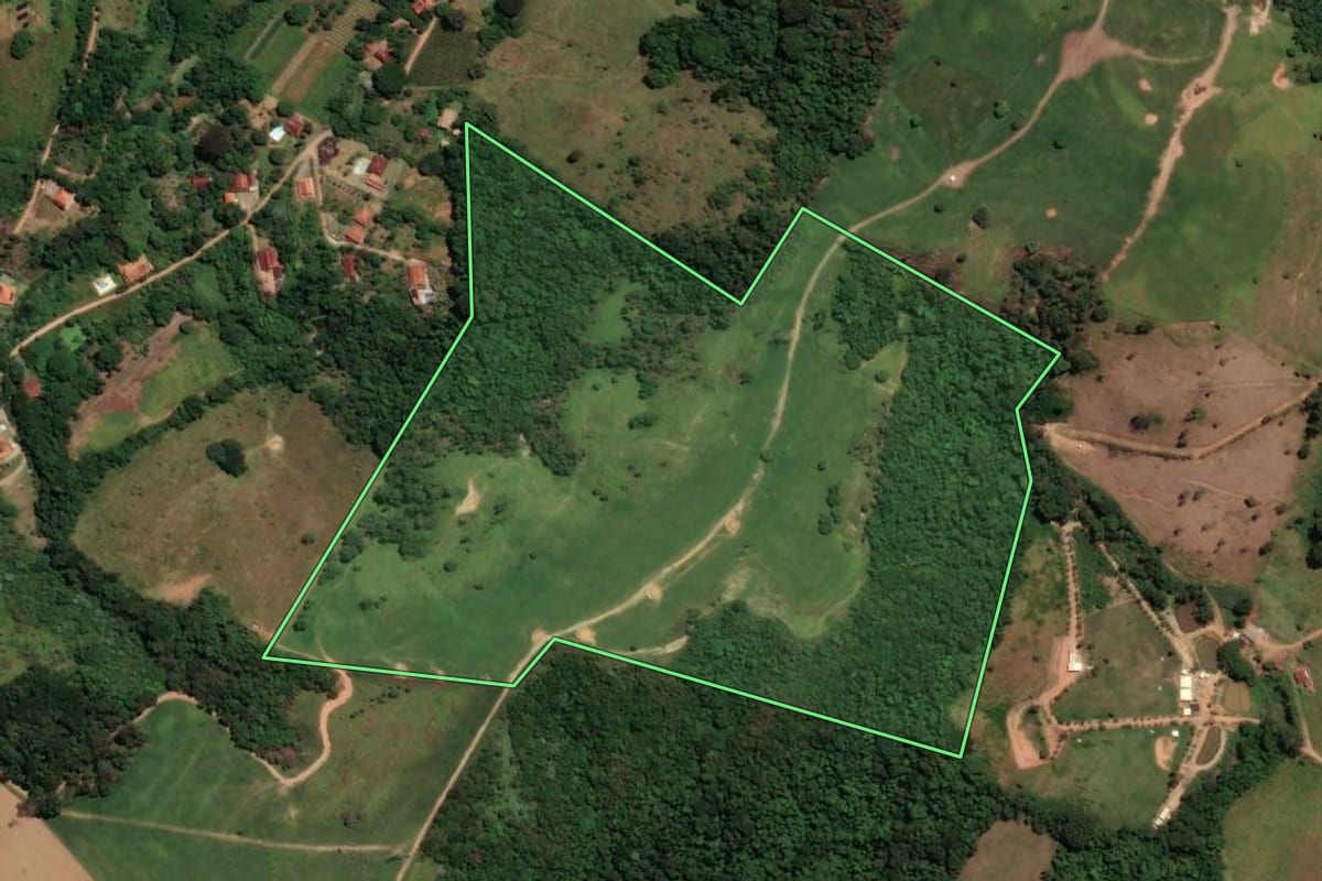 Imagem de satélite do imóvel rural em Socorro (SP), com o contorno declarado no CAR desenhado por cima.