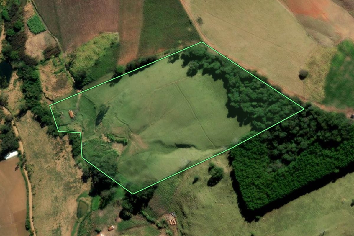 Imagem de satélite do imóvel rural em Socorro (SP), com o contorno declarado no CAR desenhado por cima.