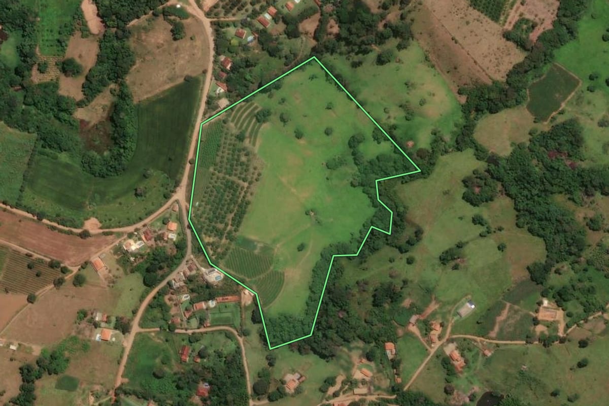 Imagem de satélite do imóvel rural em Socorro (SP), com o contorno declarado no CAR desenhado por cima.