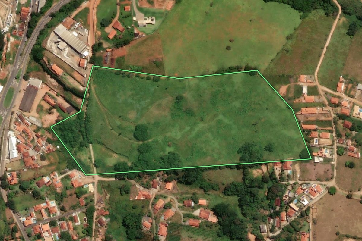Imagem de satélite do imóvel rural em Socorro (SP), com o contorno declarado no CAR desenhado por cima.
